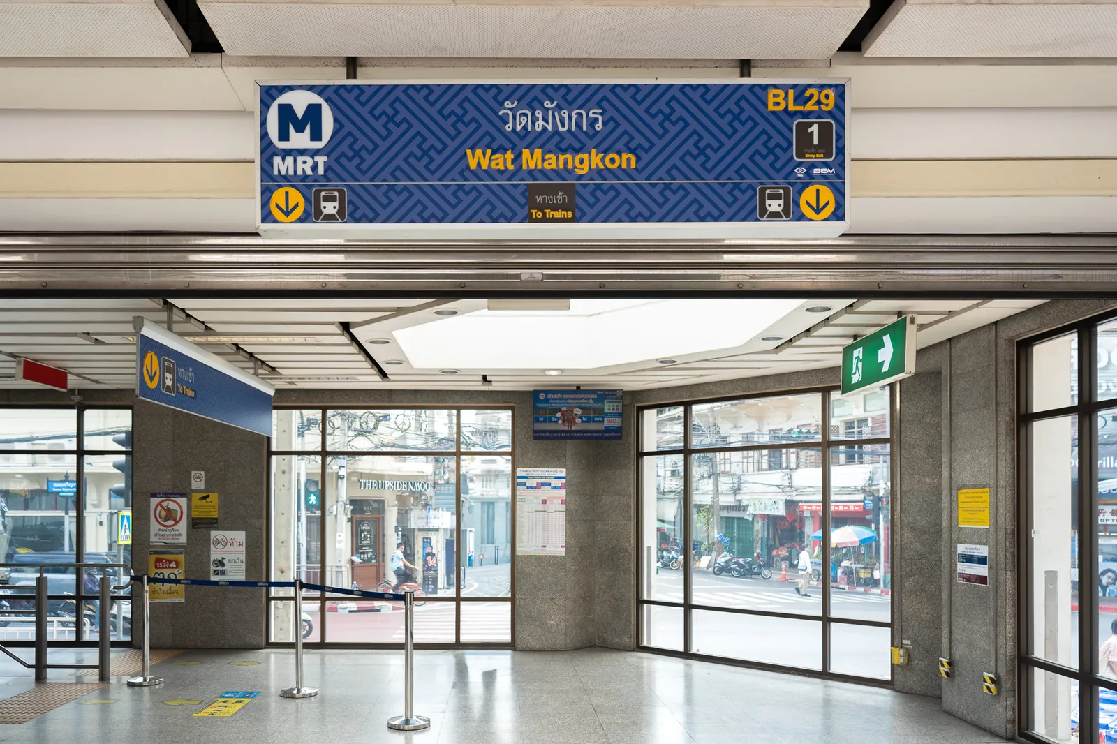 The concourse at MRT Wat Mangkorn station